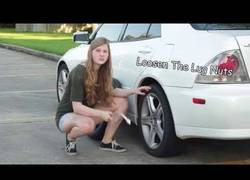 Enlace a Esta chica te enseña a cambiar una rueda del coche [Inglés]