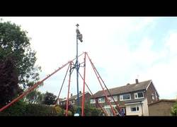 Enlace a Nuestro inventor loco favorito ha creado el columpio en 360º