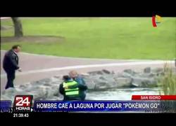 Enlace a Las cámaras de seguridad captan a un peruano cayendo a un lago mientras juega Pokémon Go