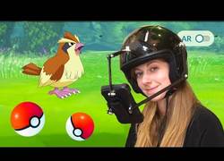 Enlace a Simone Giertz presenta su nuevo invento revolucionario, un casco para Pokémon Go