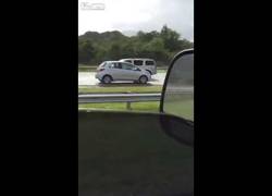 Enlace a El increíble choque de estos dos coches por ir en contra de dirección