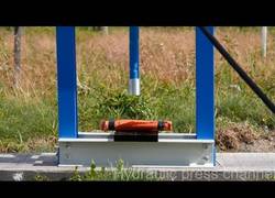 Enlace a Esto es lo que sucede cuando aplastas dinamita con una prensa hidráulica