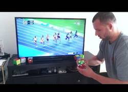 Enlace a Este chico resuelve el Cubo de Rubik antes de que Bolt termine los 100m lisos