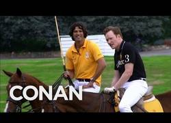 Enlace a Conan O'Brien y sus clases particulares para aprender a jugar polo