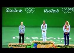 Enlace a El emocionante momento en el que suena por primera vez el himno de Puerto Rico en unos JJOO