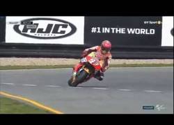 Enlace a Marc Márquez salvando su moto in extremis en Brno