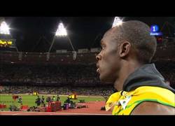Enlace a Bolt detiene entrevista para escuchar Himno Nacional de Estados Unidos