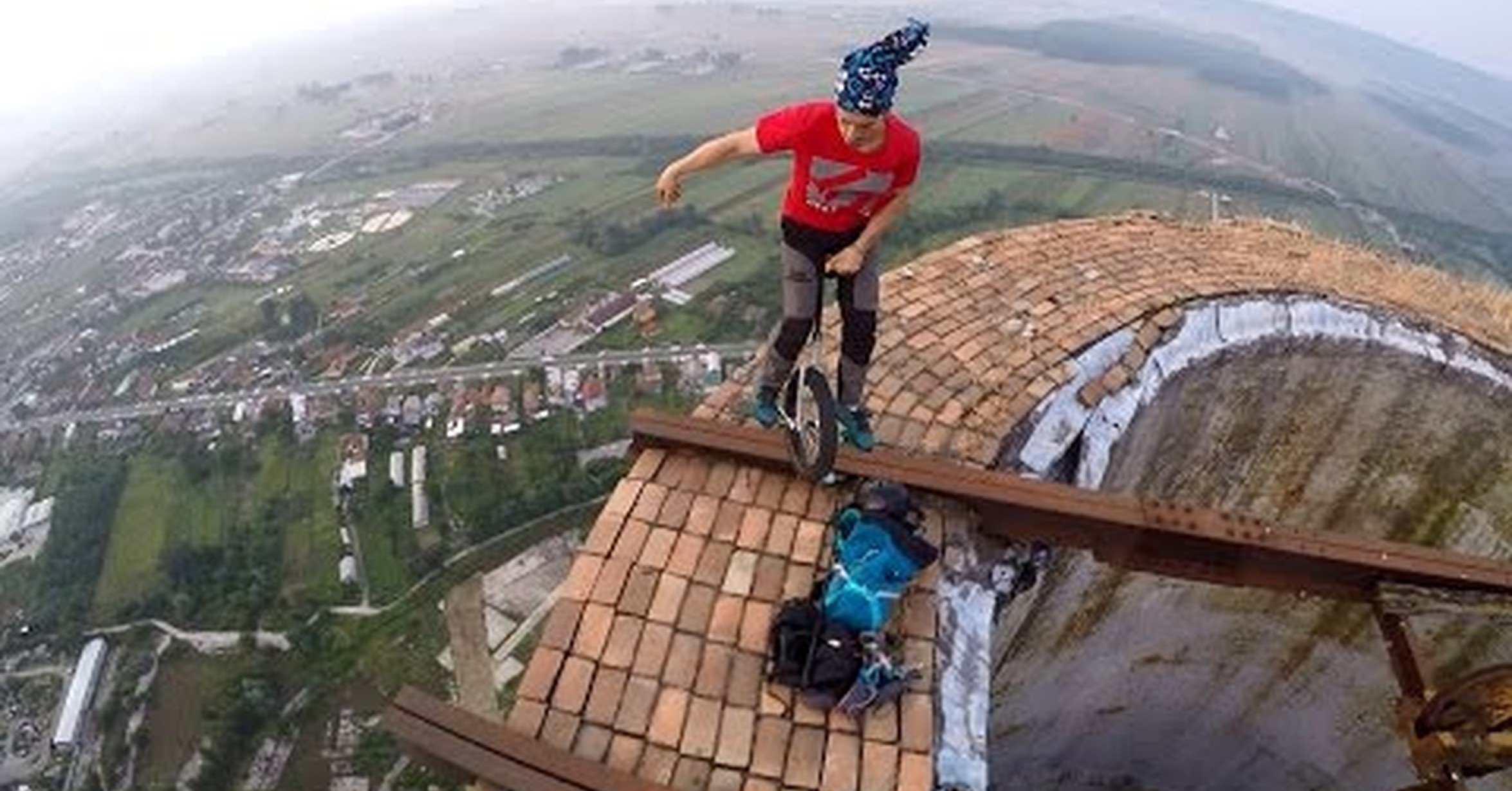 ¡No tengo tele! / Este chico se sube a una enorme chimenea de 256m que