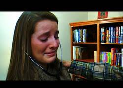 Enlace a Chica escucha por primera vez el corazón de su hermano fallecido