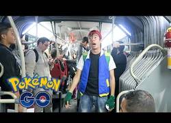 Enlace a Le roban el móvil mientras canta el rap de Pokémon (en el min 11 se da cuenta)