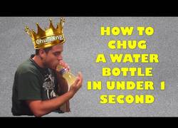 Enlace a Este chico te enseña a beber una botella de agua en menos de 1 segundo [Inglés]