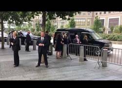 Enlace a Hillary Clinton se desmaya en los actos del 11-S