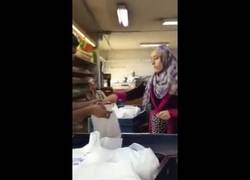 Enlace a La pillan robando en el supermercado