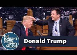 Enlace a [Inglés] Donald Trump se deja despeinar por Jimmy Fallon
