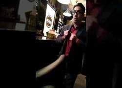 Enlace a Concejal del PP borracho en un bar, negándose a pagar y amenazando al camarero