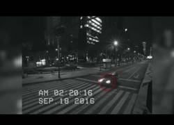 Enlace a Unas cámaras de seguridad graban a este fantasma por las calles de México