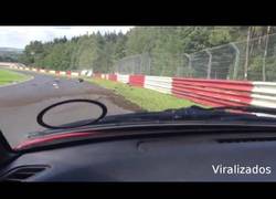 Enlace a Increíble accidente en un auto de carreras