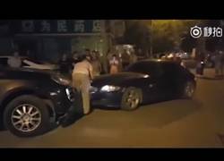 Enlace a Mujer cabreada le aplasta la pierna a este hombre con su coche