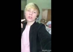 Enlace a No sé le ocurre otra idea que hacer un playback de Justin Bieber en el lecho de muerte de su abuelo