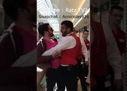Enlace a Este chico enloquece en una Apple Store y empieza a romper todo con una bola de petanca