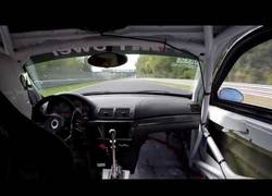 Enlace a Los mecánicos de este coche no pusieron bien la puerta...