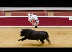 Enlace a El increíble y peligroso arte de los recortadores de toros