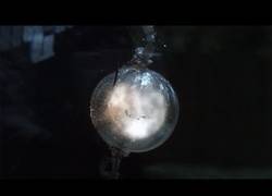 Enlace a Así se ve una explosión bajo el agua en slow motion