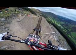 Enlace a El increíble descenso de Dan Atherton que te dejará sin respiración