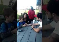 Enlace a Padre graba el momento en que le dice a su hijo que su madre ha muerto de sobredosis