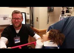 Enlace a Esta chica anestesiada intenta ligar de todas las formas con este enfermero