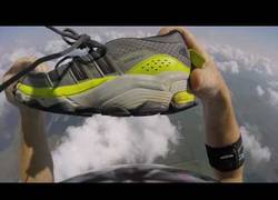 Enlace a Este paracaidista pierde una zapatilla y la pierde antes de llegar a tierra en pleno vuelo