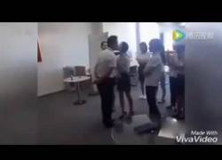 Enlace a Este jefe obliga a sus empleadas a despedirse de la jornada laboral con un beso en la boca... ¡A É