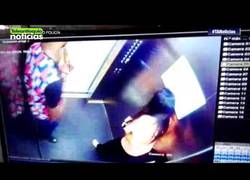 Enlace a Pillado el futbolista Hanyer Mosquera pegando a su novia en un ascensor
