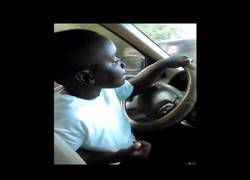 Enlace a Esta madre graba a su hijo de 7 años conduciendo un coche por mitad de su ciudad