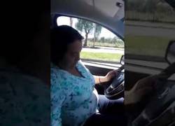 Enlace a Clase magistral de conducción de esta mujer poniendo primera y saliendo