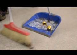 Enlace a Cambiar la bombilla con un drone no es nada fácil