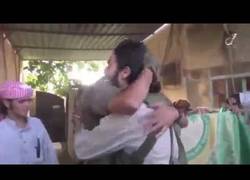 Enlace a Un soldado de ISIS gana ser un suicida y lo celebra por todo lo alto