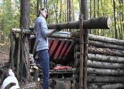 Enlace a El refugio que construye esta superviviente para dos personas en medio del bosque