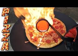 Enlace a Así queda una deliciosa pizza al echarle cobre fundido