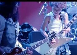Enlace a Slash da una sorpresa a unos niños que tocaban en una escuela de rock