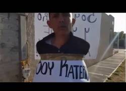 Enlace a Atrapan a un delincuente y lo atan al poste de la luz