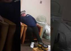 Enlace a Así se lo pasa esta mujer en la sal de espera de un hospital jugando con la Realidad Virtual