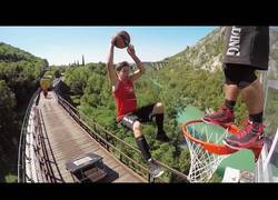 Enlace a Haciendo locuras en una canasta sobre un tren en marcha