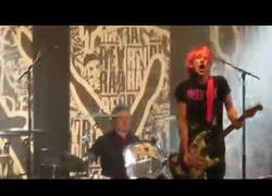 Enlace a Green Day invita a un fan al escenario y se marca un numerazo en pleno concierto