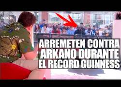 Enlace a Un DESCONOCIDO ARREMETE CONTRA ARKANO durante el reto de las 24h improvisando sin parar