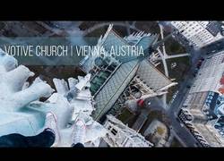 Enlace a Arriesgando su vida escalando una famosa catedral de Vienna