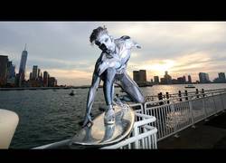 Enlace a Cuando vas por Nueva York y te encuentras a Silver Surfer por las calles