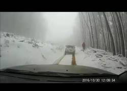 Enlace a No se puede liar más en plena montaña que olvidar poner el freno de mano