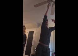 Enlace a ¿Es posible iluminar una bombilla con el trasero? Este chico lo prueba...