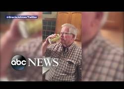 Enlace a El hombre que al fin abrió una cerveza guardada tras 32 años por la victoria de los Cubs